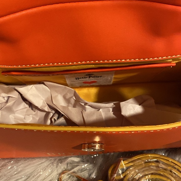 BNWT HARRY POTTER Gryffindor Orange and Gold Crossbody Bag - Picture 8 of 8